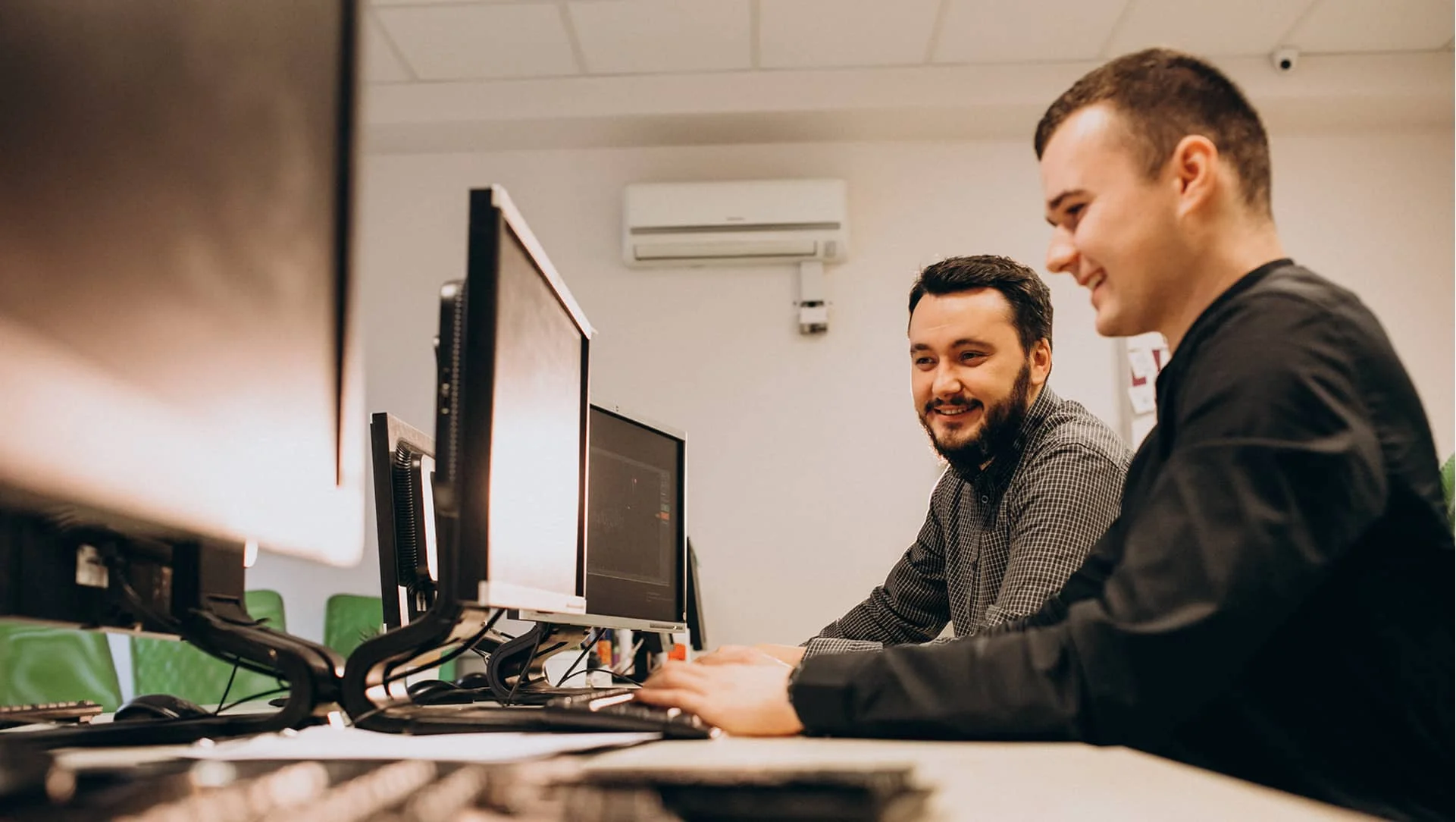 dos hombres desarrolladores trabajando