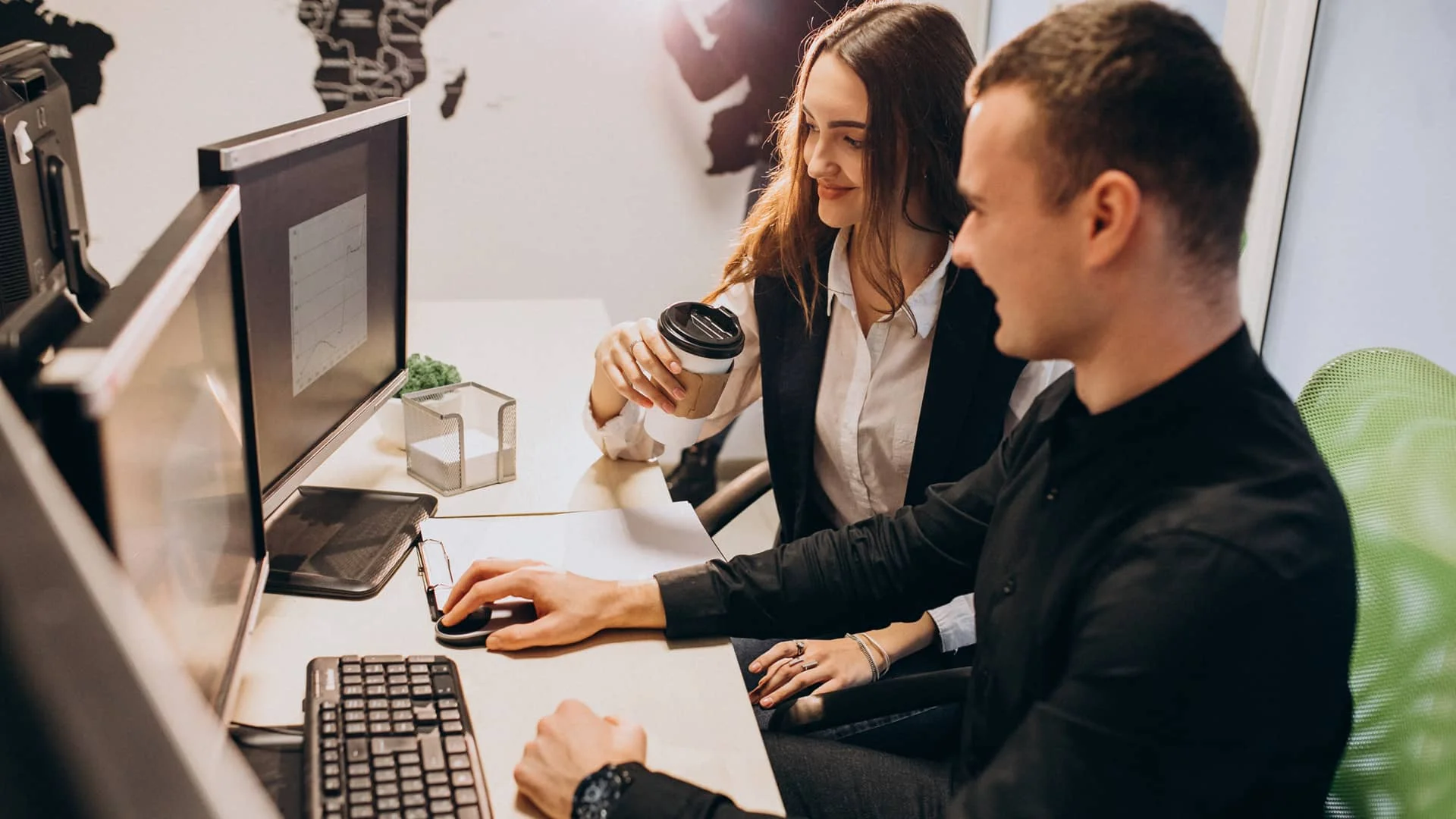 un desarrollador hombre y una desarrolladora mujer trabajando